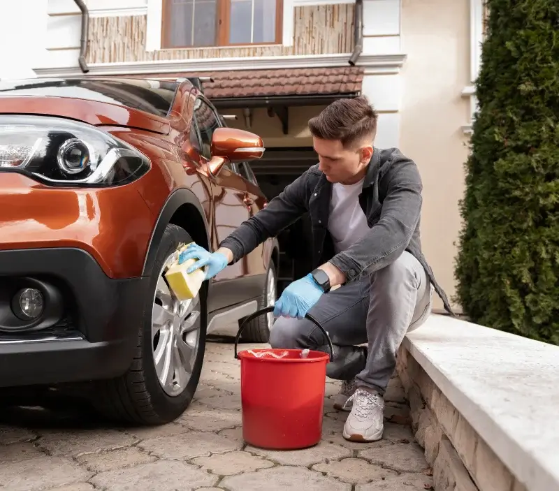 Lavage auto à domicile Saint-Martin-du-Vivier : professionnel intervenant sur un véhicule